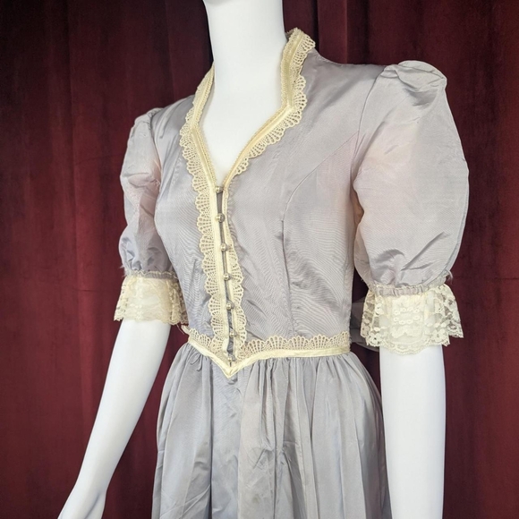 Vintage 80's Gunne Sax by Jessica McClintock Silver Gray Taffeta & Cream Dress - Picture 5 of 16
